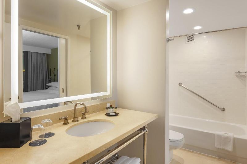 带大床的套房, Sheraton Suites Market Center Dallas