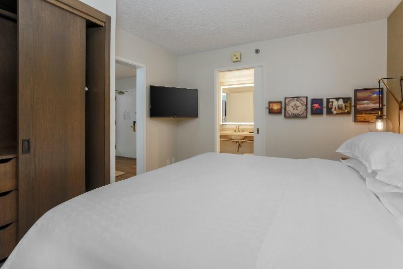 带大床的套房, Sheraton Suites Market Center Dallas