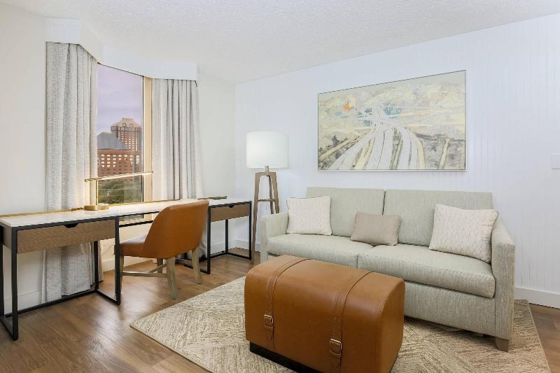 带大床的套房, Sheraton Suites Market Center Dallas