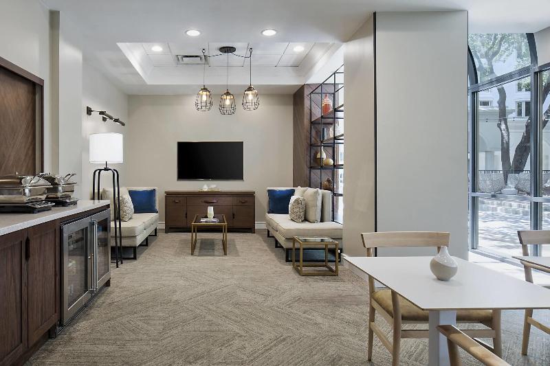 带大床的套房, Sheraton Suites Market Center Dallas