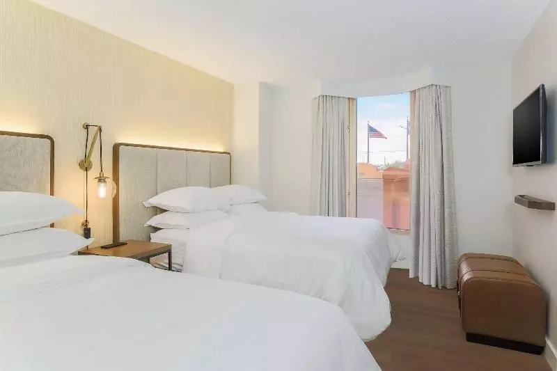 クイーンサイズベッドのスイートルーム, Sheraton Suites Market Center Dallas