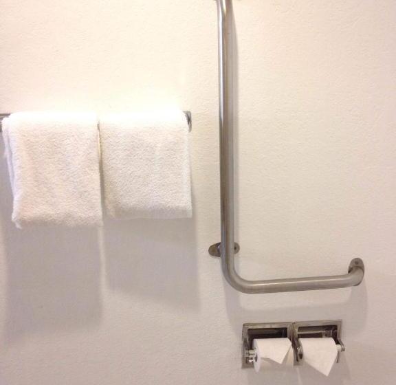 غرفة قياسية سرير كينج, Travelodge By Wyndham Brooklyn Center