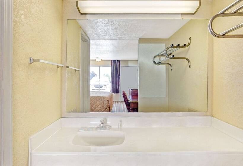 جناح ديلوكس, Travelodge By Wyndham Sellersburg / Louisville North