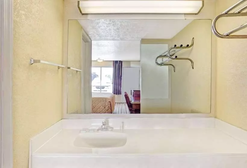 デラックススイート, Travelodge By Wyndham Sellersburg / Louisville North