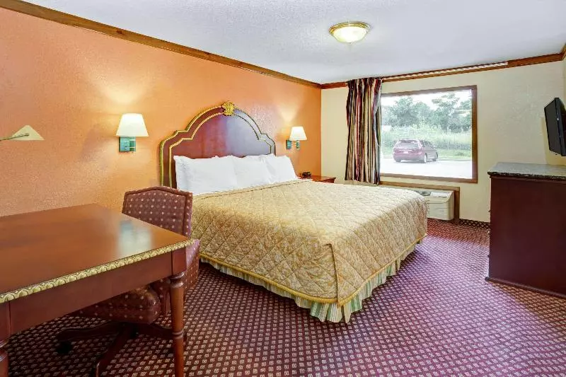 キングサイズベッドのスタンダードルーム, Travelodge By Wyndham Sellersburg / Louisville North
