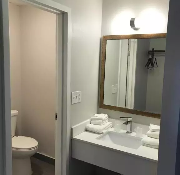 キングサイズベッドのスタンダードルーム, Baymont Inn And Suites By Wyndham Columbus / Near Osu