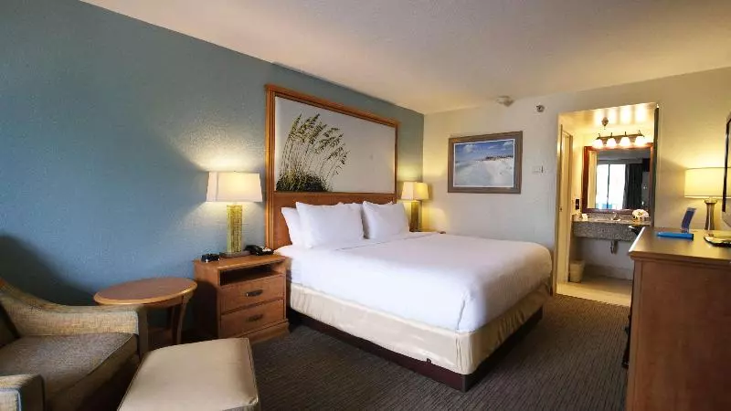 キングサイズベッドのスタンダードルーム, Spark By Hilton Sarasota Siesta Key Gateway
