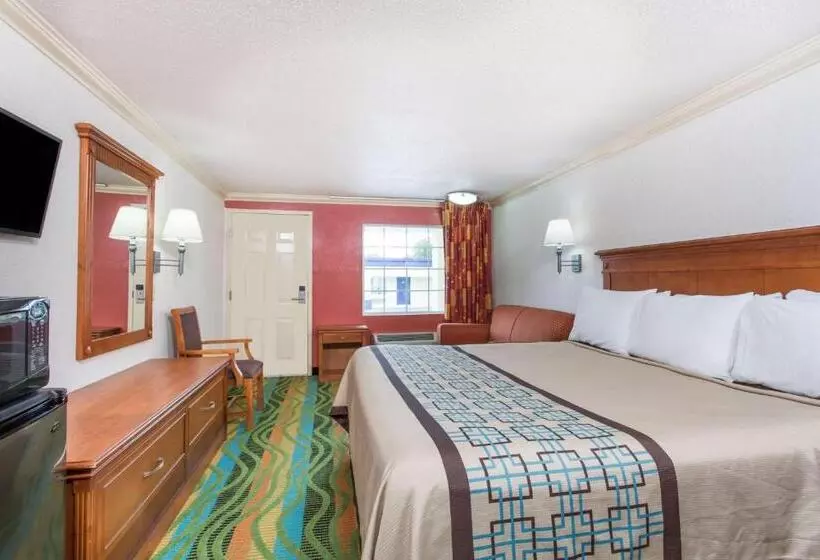 キングサイズベッドのスタンダードルーム, Days Inn By Wyndham Virginia Beach Town Center