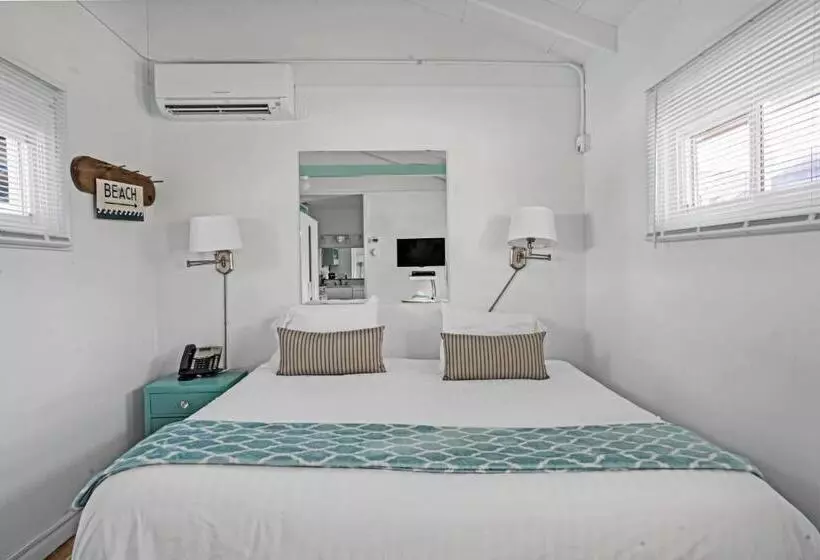 スタンダードスタジオ, Driftwood Resort On The Ocean