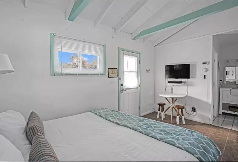 スタンダードスタジオ, Driftwood Resort On The Ocean