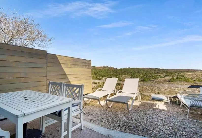 スタンダードスタジオ, Driftwood Resort On The Ocean