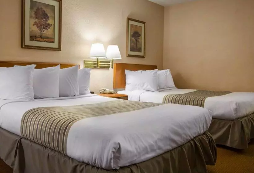 ２ダブルベッドのスタンダードルーム, Econo Lodge Inn & Suites At Fort Moore