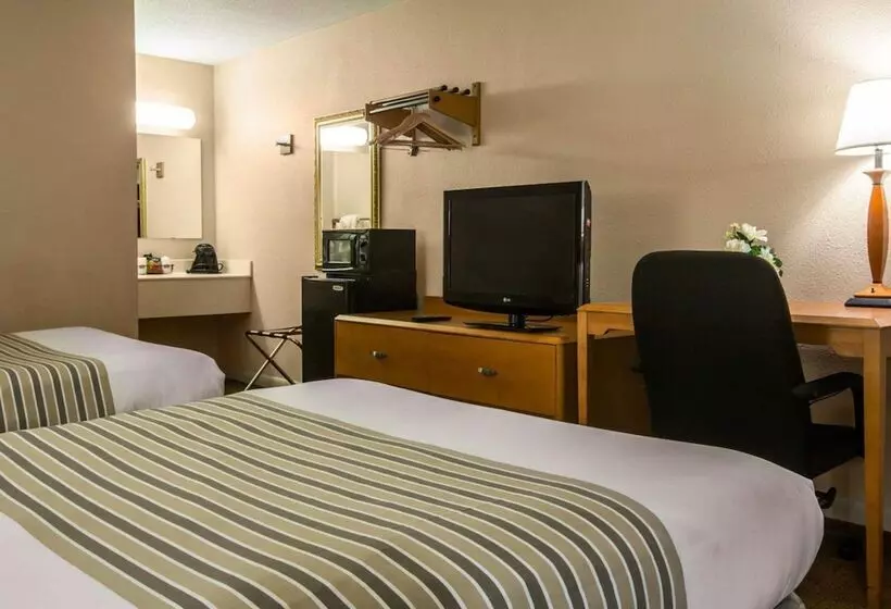 ２ダブルベッドのスタンダードルーム, Econo Lodge Inn & Suites At Fort Moore