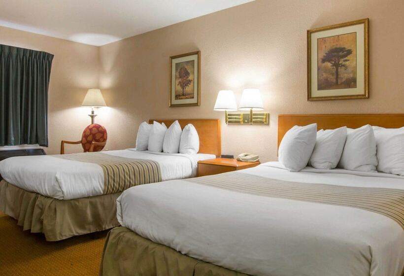 带2个双人床的标准工作室, Econo Lodge Inn & Suites At Fort Moore