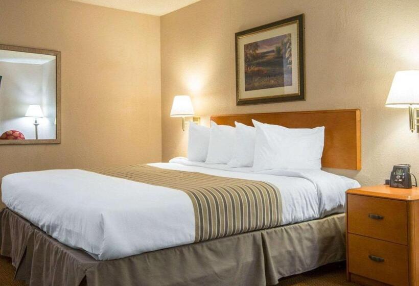 带大床的标准间, Econo Lodge Inn & Suites At Fort Moore