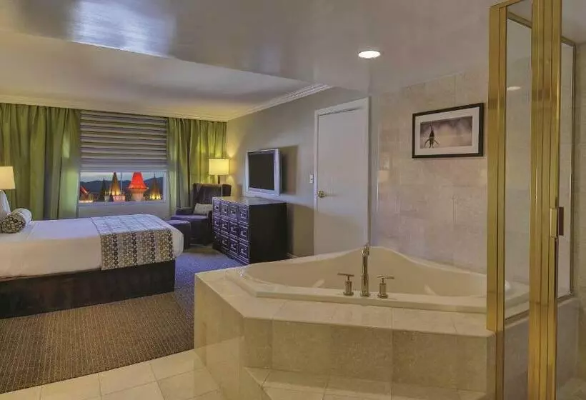 سوییت لوکس, Excalibur Hotel & Casino