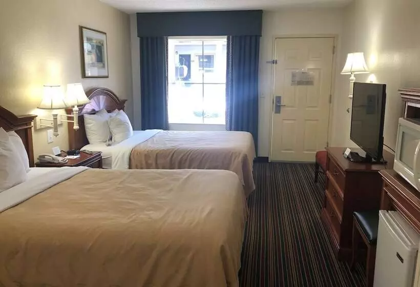２ダブルベッドのスタンダードルーム, Quality Inn & Suites Biltmore East