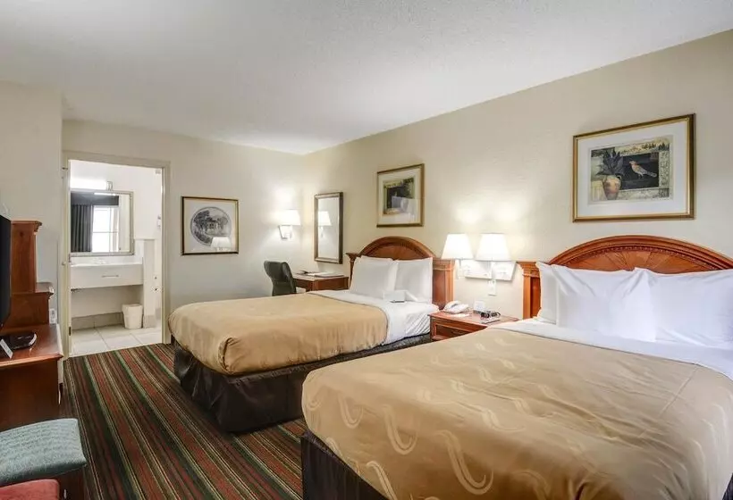 ２ダブルベッドのスタンダードルーム, Quality Inn & Suites Biltmore East