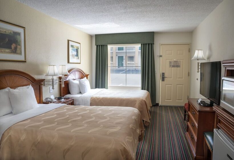 带2个双人床的标准工作室, Quality Inn & Suites Biltmore East