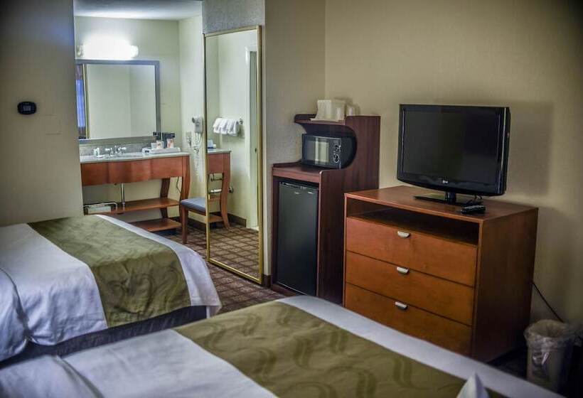 2ダブルベッドのスタンダードルーム, Quality Inn & Suites Northampton Amherst