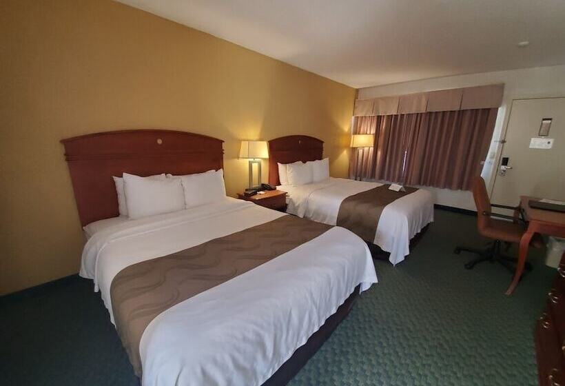 2ダブルベッドのスタンダードルーム, Quality Inn & Suites Northampton Amherst