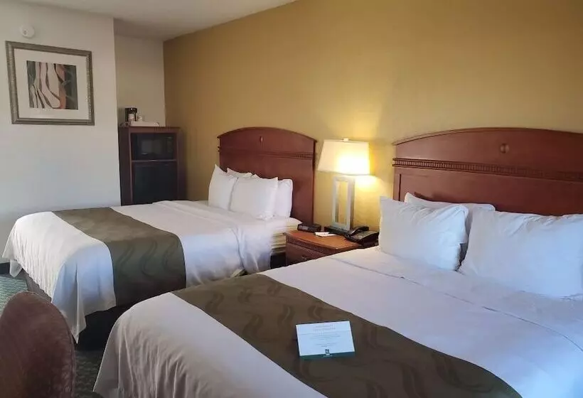 2ダブルベッドのスタンダードルーム, Quality Inn & Suites Northampton Amherst