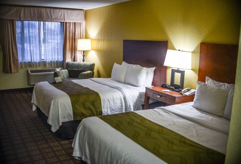 2ダブルベッドのスタンダードルーム, Quality Inn & Suites Northampton Amherst