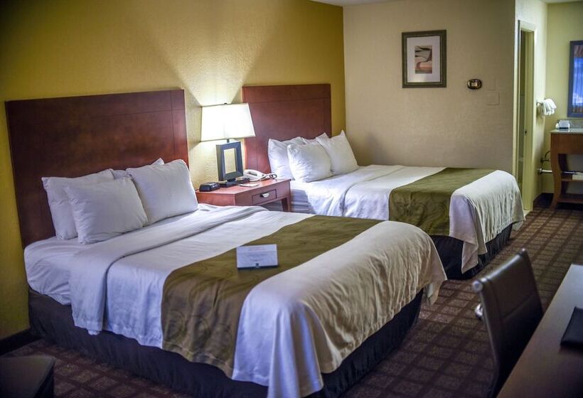 2ダブルベッドのスタンダードルーム, Quality Inn & Suites Northampton Amherst