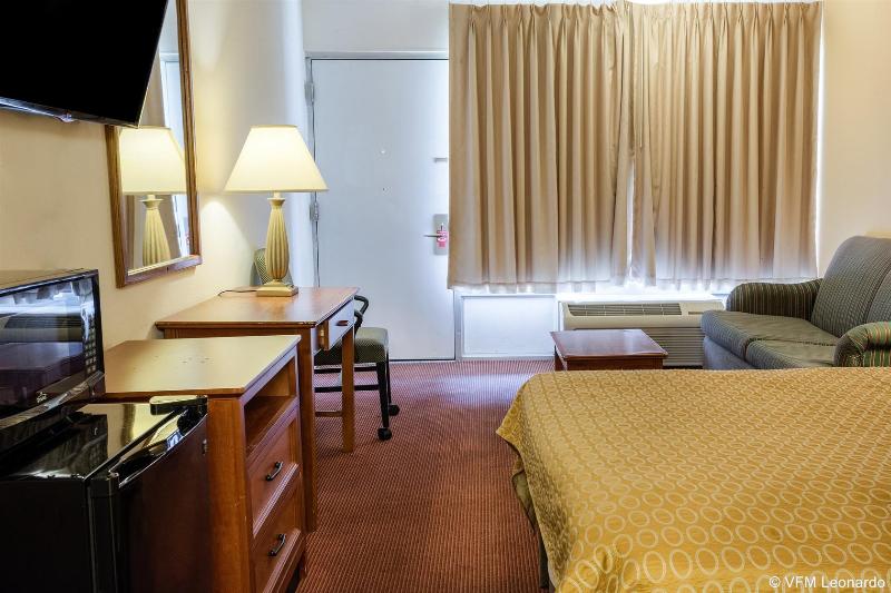 带大床的标准间, Rodeway Inn Colonial Heights I95