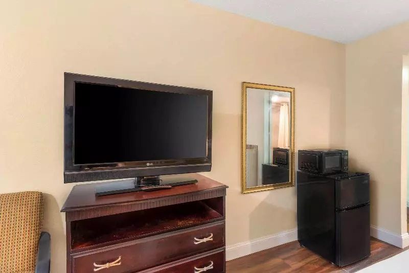 身障者適用クイーンサイズベッドルーム, Rodeway Inn Colonial Heights I95
