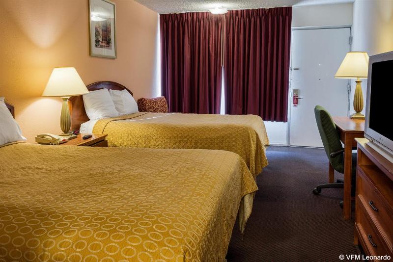 残疾人使用的带特大床的标准间, Rodeway Inn Colonial Heights I95