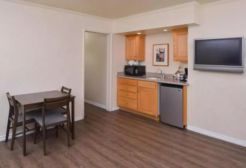 سوییت, Edgewater Inn And Suites