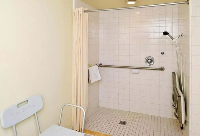 اتاق استاندارد برای معلولان, Edgewater Inn And Suites