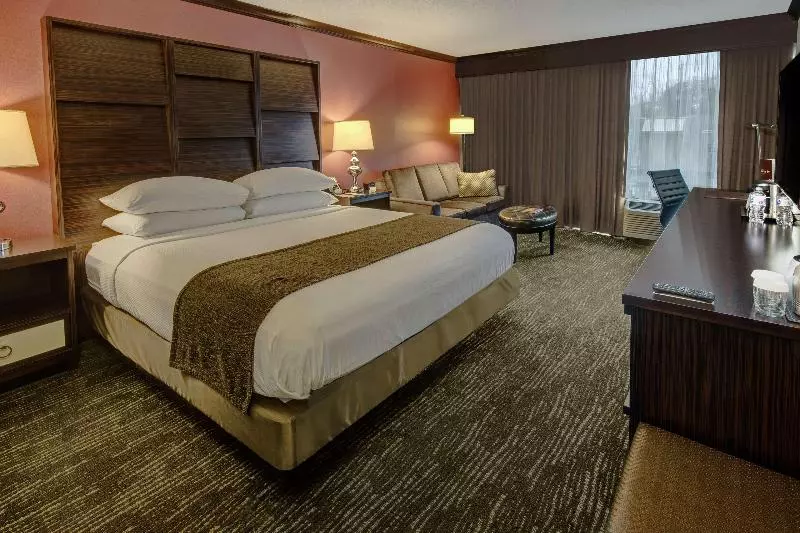 キングサイズベッドのスタンダードルーム, Doubletree By Hilton Hotel Decatur Riverfront