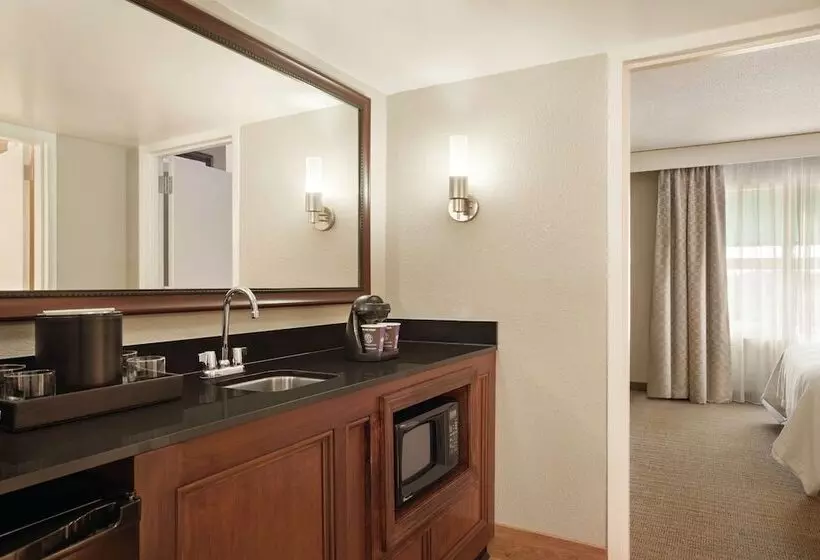 سوییت, Embassy Suites By Hilton Brunswick