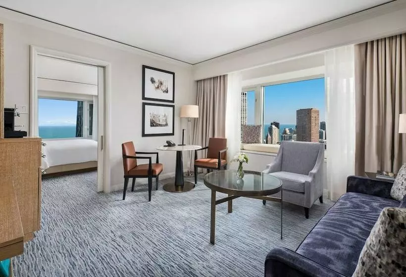 سوئیت پریمیوم, Four Seasons  Chicago
