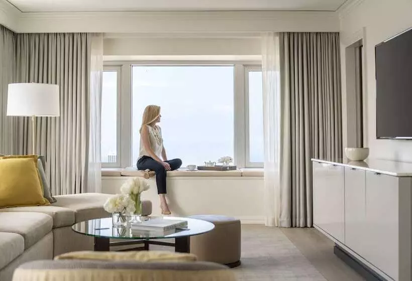 سوئیت برای معلولان, Four Seasons  Chicago