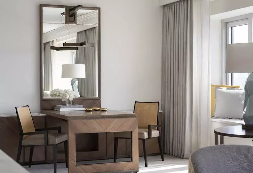 سوئیت برای معلولان, Four Seasons  Chicago