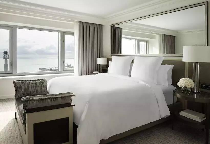 سوئیت برای معلولان, Four Seasons  Chicago