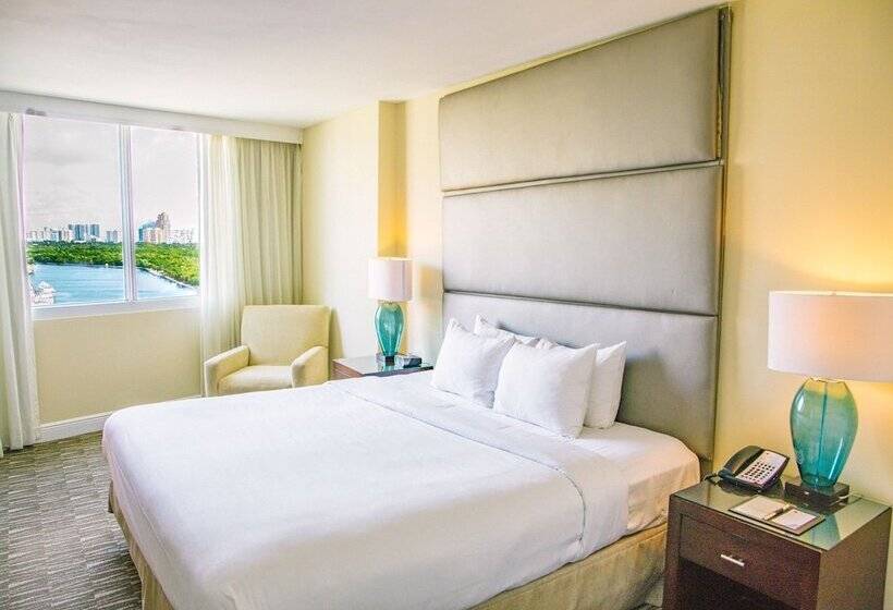 キングサイズベッドのスイートルーム, Galleryone Doubletree Hilton Gc Turtle Cove