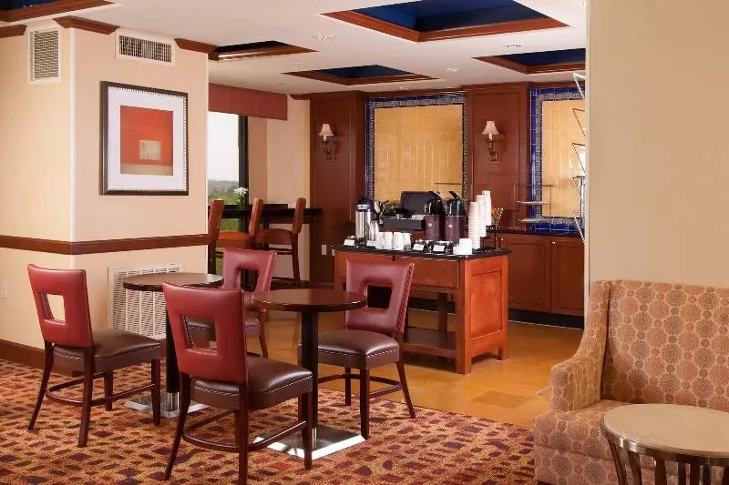 اتاق اجرایی با تخت بزرگ, Greenville Marriott