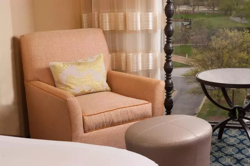 اتاق اجرایی با تخت بزرگ, Greenville Marriott