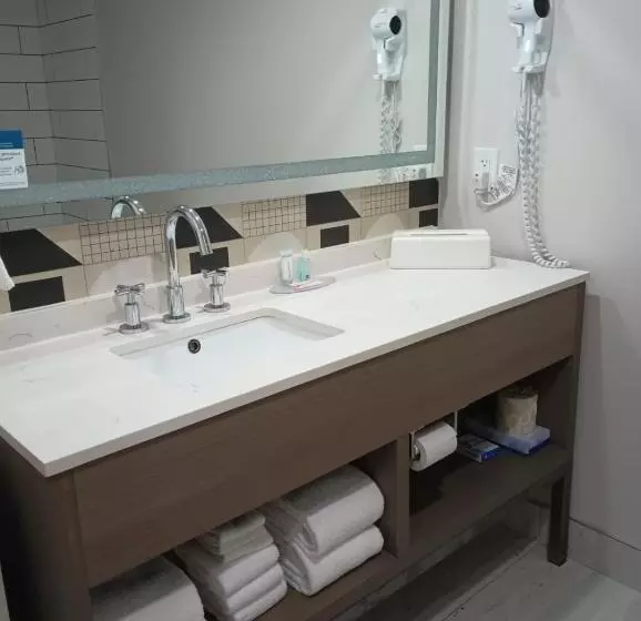 キングサイズベッドのスタンダードルーム, Quality Inn & Suites Oceanfront