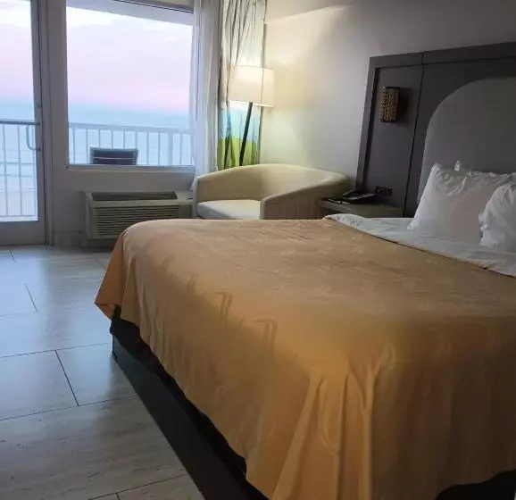 キングサイズベッドのスタンダードルーム, Quality Inn & Suites Oceanfront