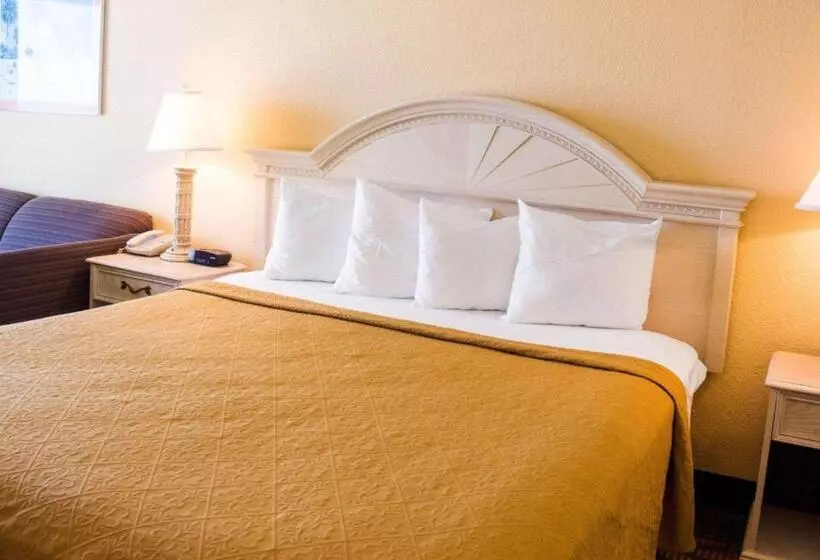 キングサイズベッドのスタンダードルーム, Quality Inn & Suites Oceanfront