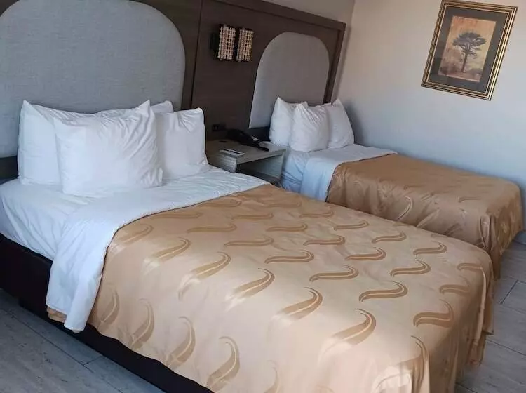 ２ダブルベッドのスタンダードルーム, Quality Inn & Suites Oceanfront