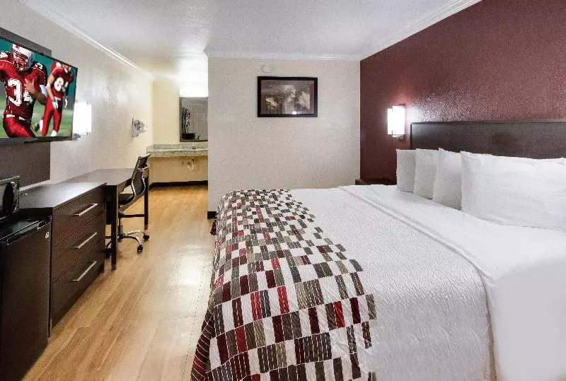 キングサイズベッドのデラックスルーム, Red Roof Inn & Suites Commerce Athens
