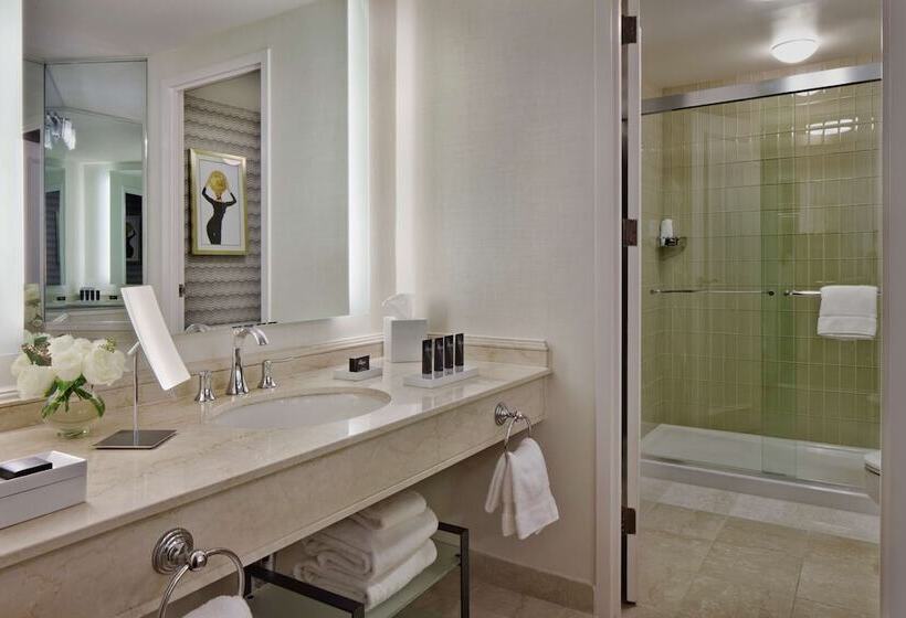 스위트 킹사이즈 침대, The Logan Philadelphia Curio Collection By Hilton