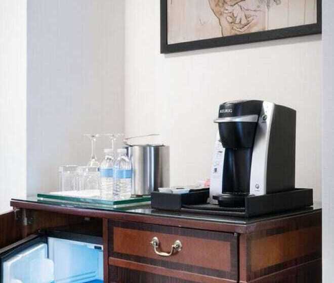 스위트 킹사이즈 침대, The Logan Philadelphia Curio Collection By Hilton