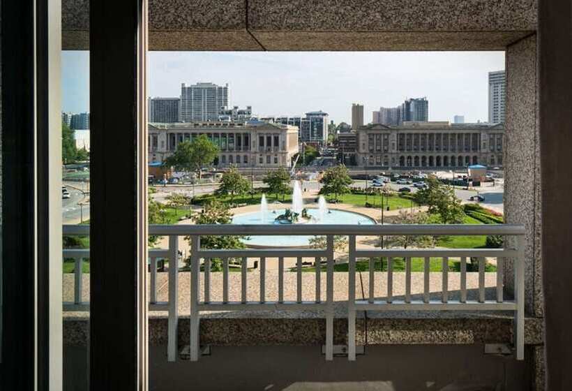 스위트 킹사이즈 침대, The Logan Philadelphia Curio Collection By Hilton